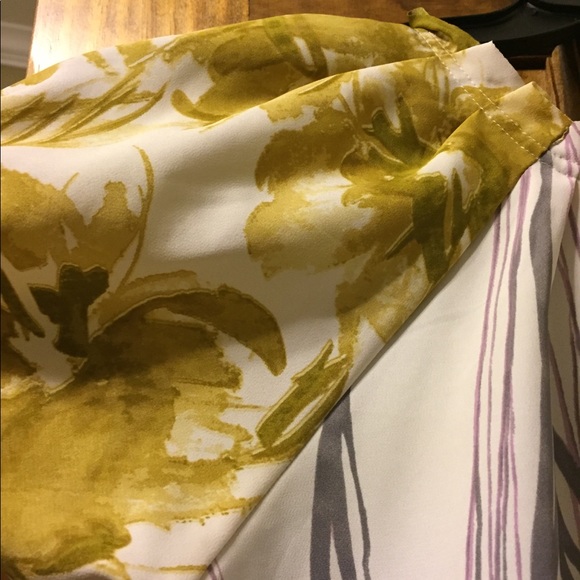 Vera Wang amazingly stylish flutter sleeve top - Picture 7 of 7